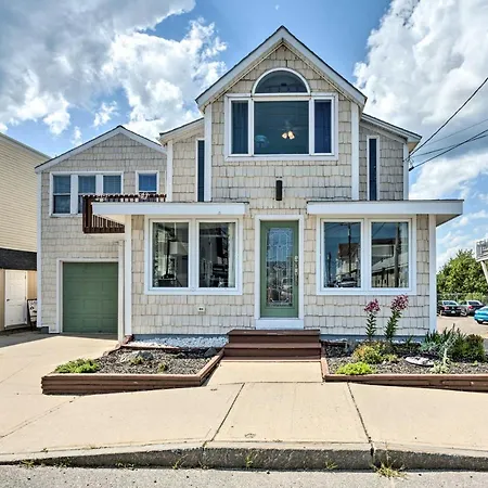 Sun-Soaked Coastal Cottage With Deck And Walk To Beach